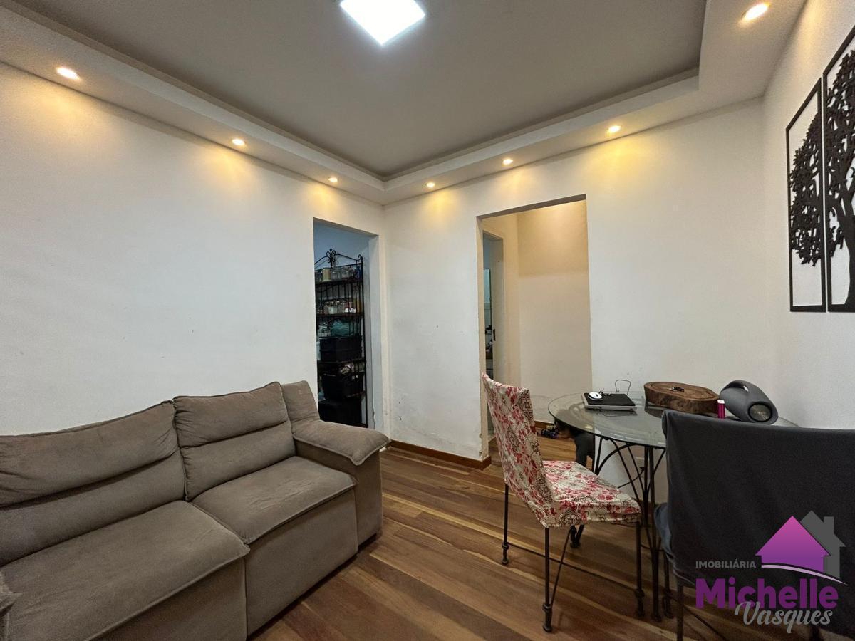 Casa à venda com 2 quartos, 200m² - Foto 1